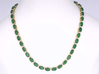 Geelgouden collier met diamanten en smaragd