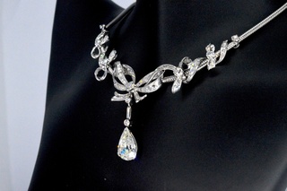 Belangrijk collier met een grote peer vorm diamant van 3.50 carat en n
