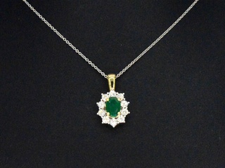Gouden hanger met een groene ovale smaragd en natuurlijke diamanten, e