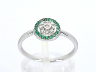 Witgouden ring met diamanten en smaragden