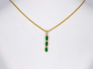 Gouden hanger met diamanten en smaragd, excl. ketting