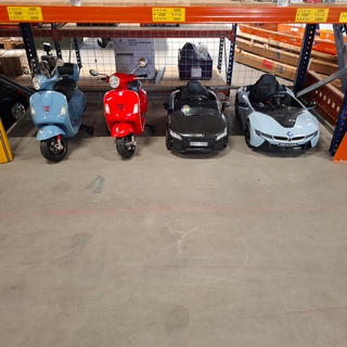 4x 4 kindervoertuigen, Audi, BMW, Vespa