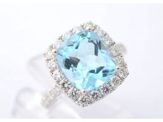 Witgouden entourage ring met natuurlijke topaas en diamanten