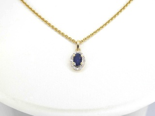 Gouden entourage hanger met diamanten en saffier, excl. ketting