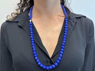 Halsketting met lapis lazuli edelsteen en een witgouden sluiting met d