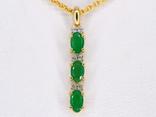 Gouden hanger met diamanten en smaragd, excl. ketting
