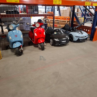 4x 4 kindervoertuigen, Audi, BMW, Vespa