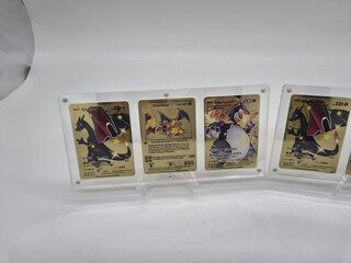 2x Metalen Charizard kaarten in luxe acryl display