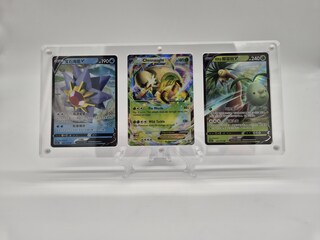 Pokémon kaarten in acryl display met standaard (inclusief 3 kaarten)