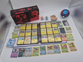 Pokémon kaartencollectie met Elite Trainer Box en verzamelmap