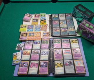 Pokémon kaartencollectie met twee verzamelmappen en deckboxen