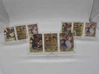 3x Metalen Charizard kaarten in luxe acryl display