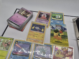Pokémon kaartencollectie met twee verzamelmappen en deckboxen
