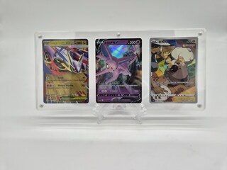 Pokémon kaarten in acryl display met standaard (3 kaarten)