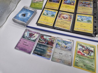 Pokémon kaartencollectie met Elite Trainer Box en verzamelmap