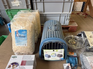 13x Dierenartikelen w.o. transportbox, kattenluik, halsband W.o. Pet S
