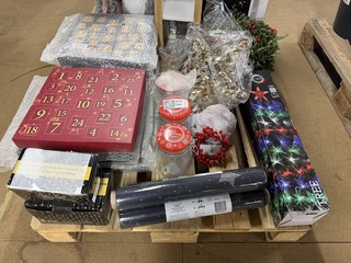 30x Kerstartikelen w.o. kerstpoppen, kerstboom, lantaarn, kransen
