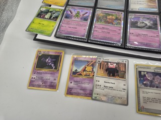 Pokémon kaartenverzameling met vintage kaarten, map en Poké Ball-opber