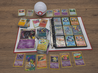 Pokémon kaartenverzameling met map, losse kaarten en Poké Ball-opbergd
