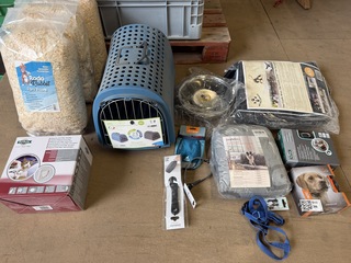 13x Dierenartikelen w.o. transportbox, kattenluik, halsband W.o. Pet S