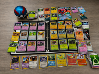 Pokémon kaartenverzameling met vintage kaarten, map en Poké Ball-opber
