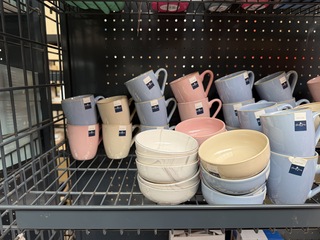 Partij servies w.o. koffiekopjes W.o. Amely Jones Nature