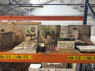29x Woonaccessoires w.o. windlicht, manden, bijzettafel