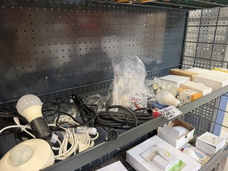 Inhoud stellingvak w.o. lampen en accessoires
