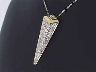 Handgemaakte bi-colour designer hanger met diamant, excl. ketting