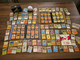 Pokémon verzameling met (vintage) kaarten, 2 insteekmappen, Poké Ball