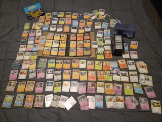 Grote Pokémon collectie met vintage kaarten, verzamelmap en opbergdoze