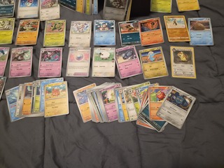 Pokémon collectie met vintage kaarten, mappen en volle opbergdoos
