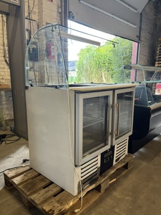 Gekoelde verkoopvitrine, toonbank met gebogen glazen opbouw en 2 glaze