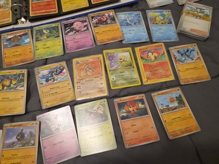 Pokémon kaarten met verzamelblik, gevulde mappen en accessoires