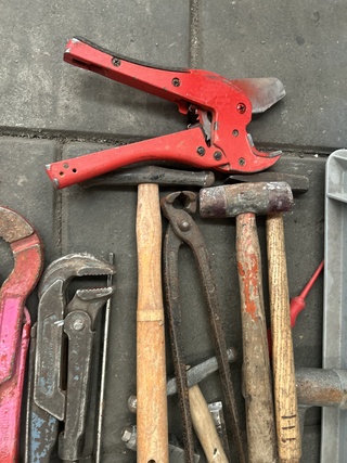Partij handgereedschap in krat