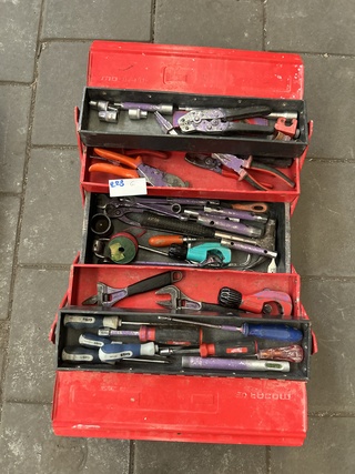 Partij handgereedschap in gereedschapskoffer