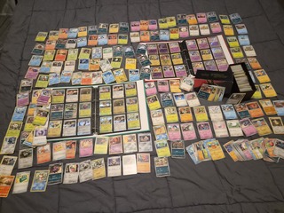 Pokémon collectie met vintage kaarten, mappen en volle opbergdoos