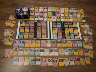 Pokémon kaarten met verzamelblik, gevulde mappen en accessoires