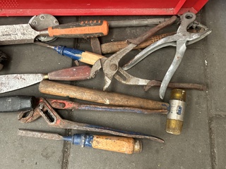 Partij handgereedschap in krat