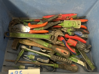 Partij handgereedschap in krat