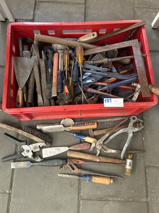 Partij handgereedschap in krat