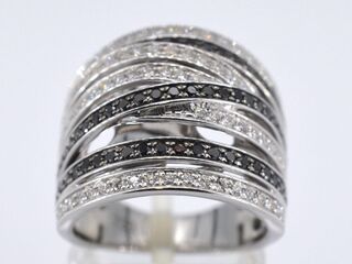 Witgouden design ring met witte en zwarte briljanten diamanten