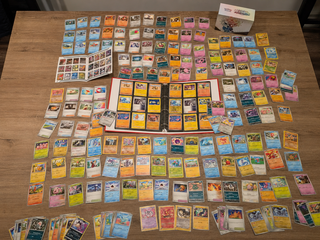 Pokémon verzameling met kaarten, insteekmap, opbergdoos en accessoires