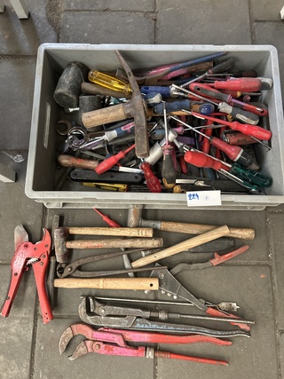 Partij handgereedschap in krat