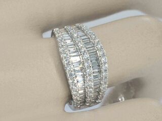 Witgouden ring met briljant en baguettes diamanten