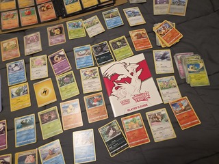 Pokémon verzameling met (vintage) kaarten, 2 insteekmappen, Poké Ball