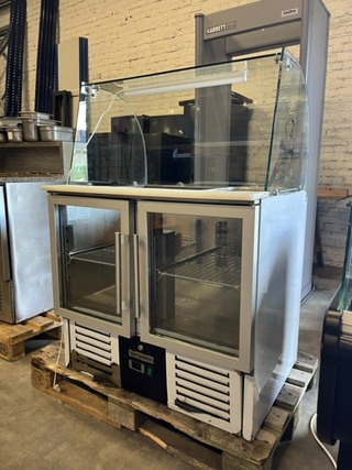 Gekoelde verkoopvitrine, toonbank met gebogen glazen opbouw en 2 glaze