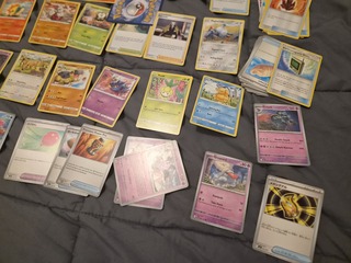 Grote Pokémon collectie met vintage kaarten, verzamelmap en opbergdoze