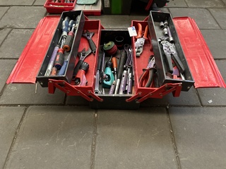 Partij handgereedschap in gereedschapskoffer