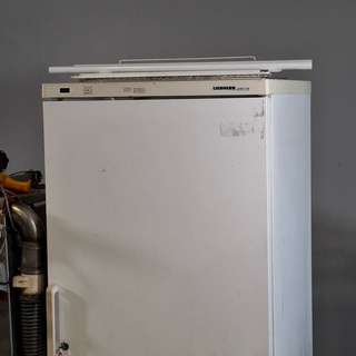 Koelkast en metalen kast met lier, Liebherr
